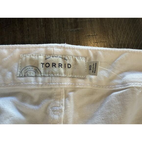 NWT Torrid Distressed White Denim Shorts W/ Crochet Lace Inset Sides Size 18 NEW - Picture 6 of 16